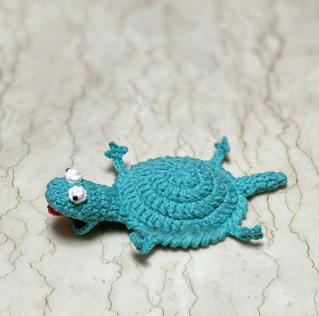 Crochet Lizard Tom – Cute Animal Mug Rug – Handmade Woodland Cup Mat – Lizard screaming meme, gift for mom, Tom Lizard Hoppers Amigurumi