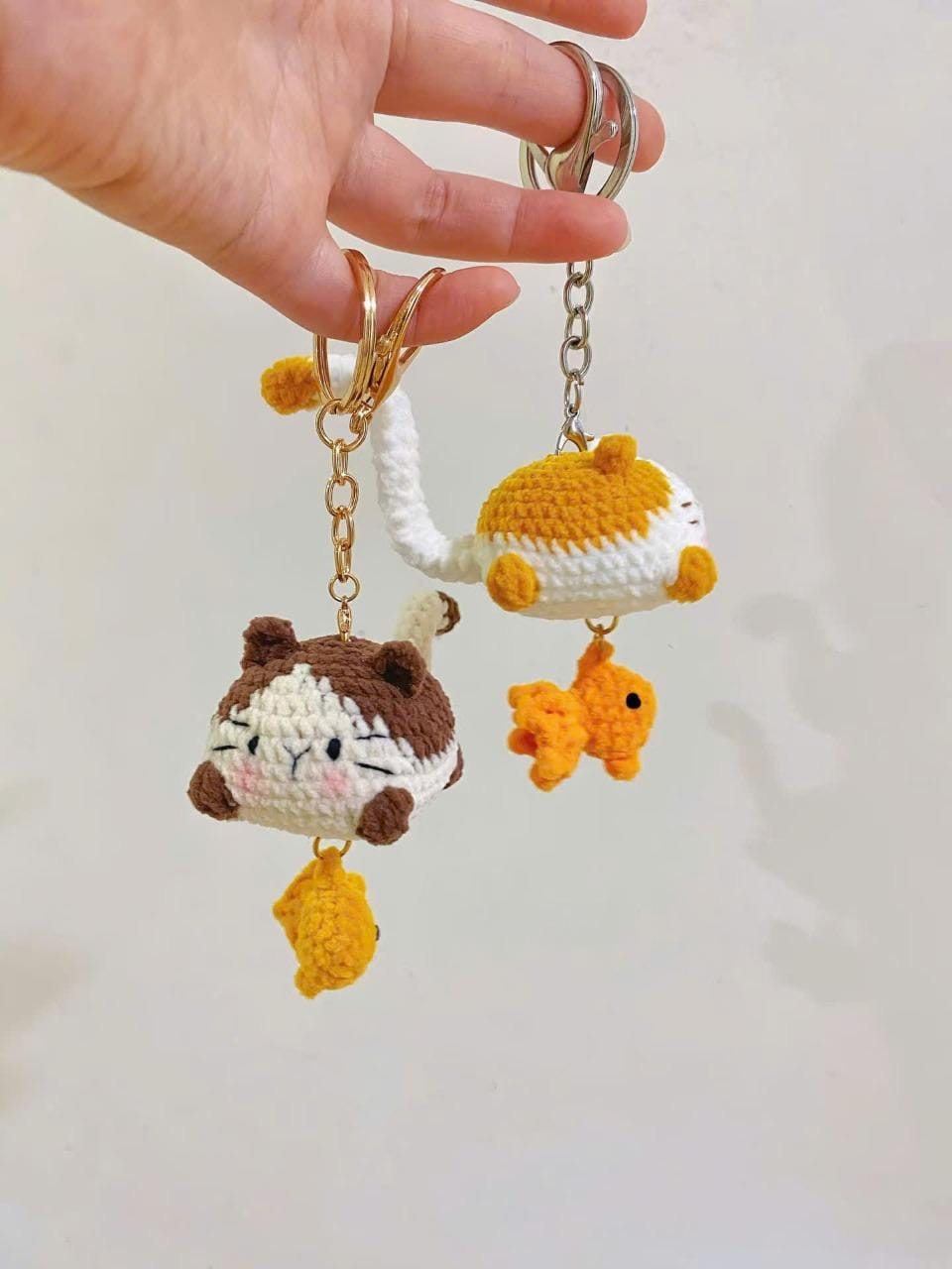 Cute Crochet Cat Keychain with Fish Charm, Amigurumi Cat Keyring, Kawaii Kitty Bag Charm, Handmade Animal Gift, Cat Lover, Crochet Cat