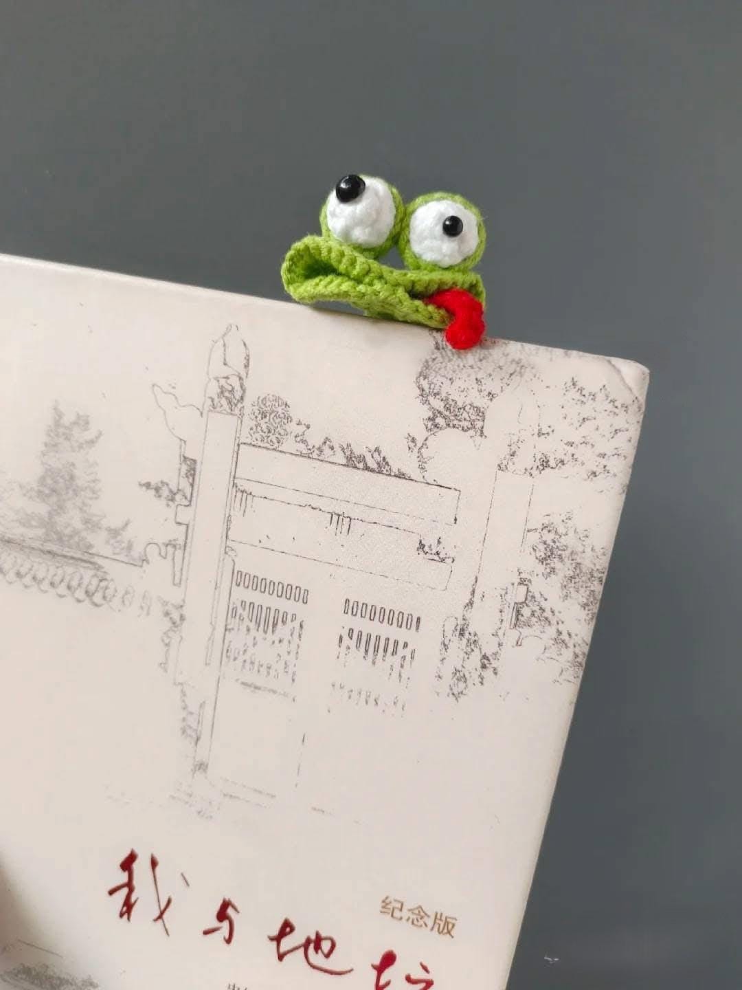 Crochet Lizard Bookmark Keychain: Handmade Amigurumi Book Accessory