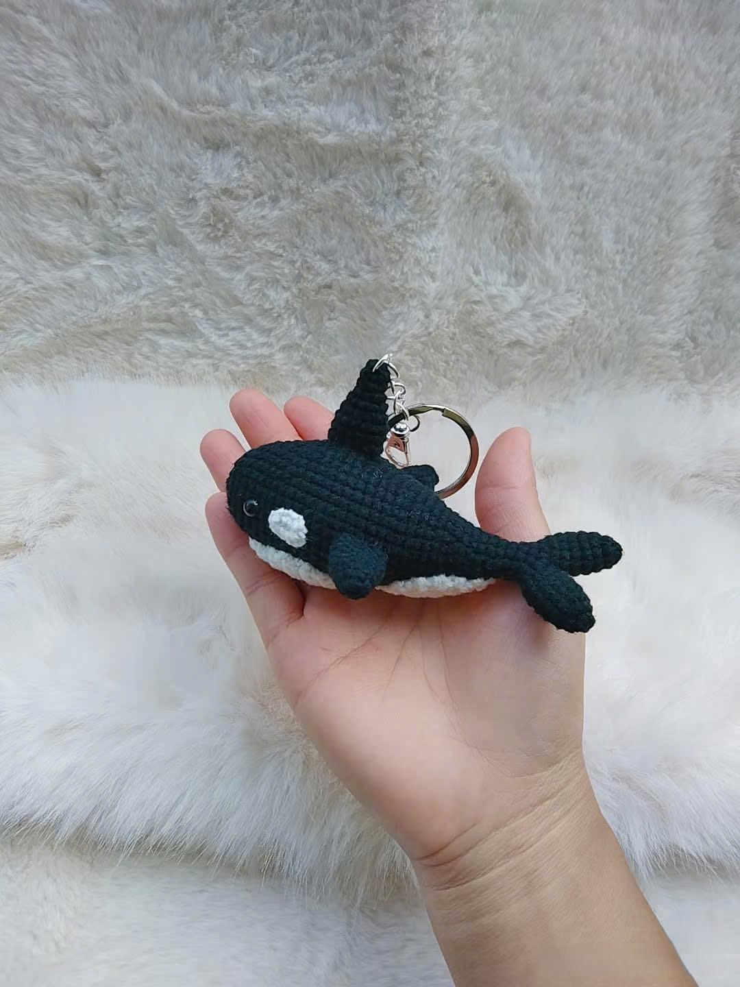 Crochet Orca Keychain – Cute Whale Amigurumi – Handmade Whale Plush – Ocean Animal Bag Charm – Marine Life Gift, Crochet Sea Animal Lover