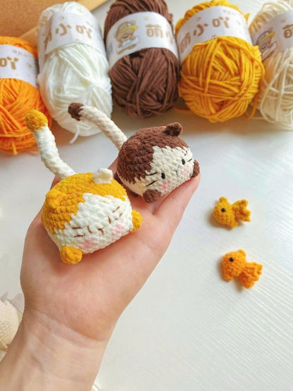 Cute Crochet Cat Keychain with Fish Charm, Amigurumi Cat Keyring, Kawaii Kitty Bag Charm, Handmade Animal Gift, Cat Lover, Crochet Cat