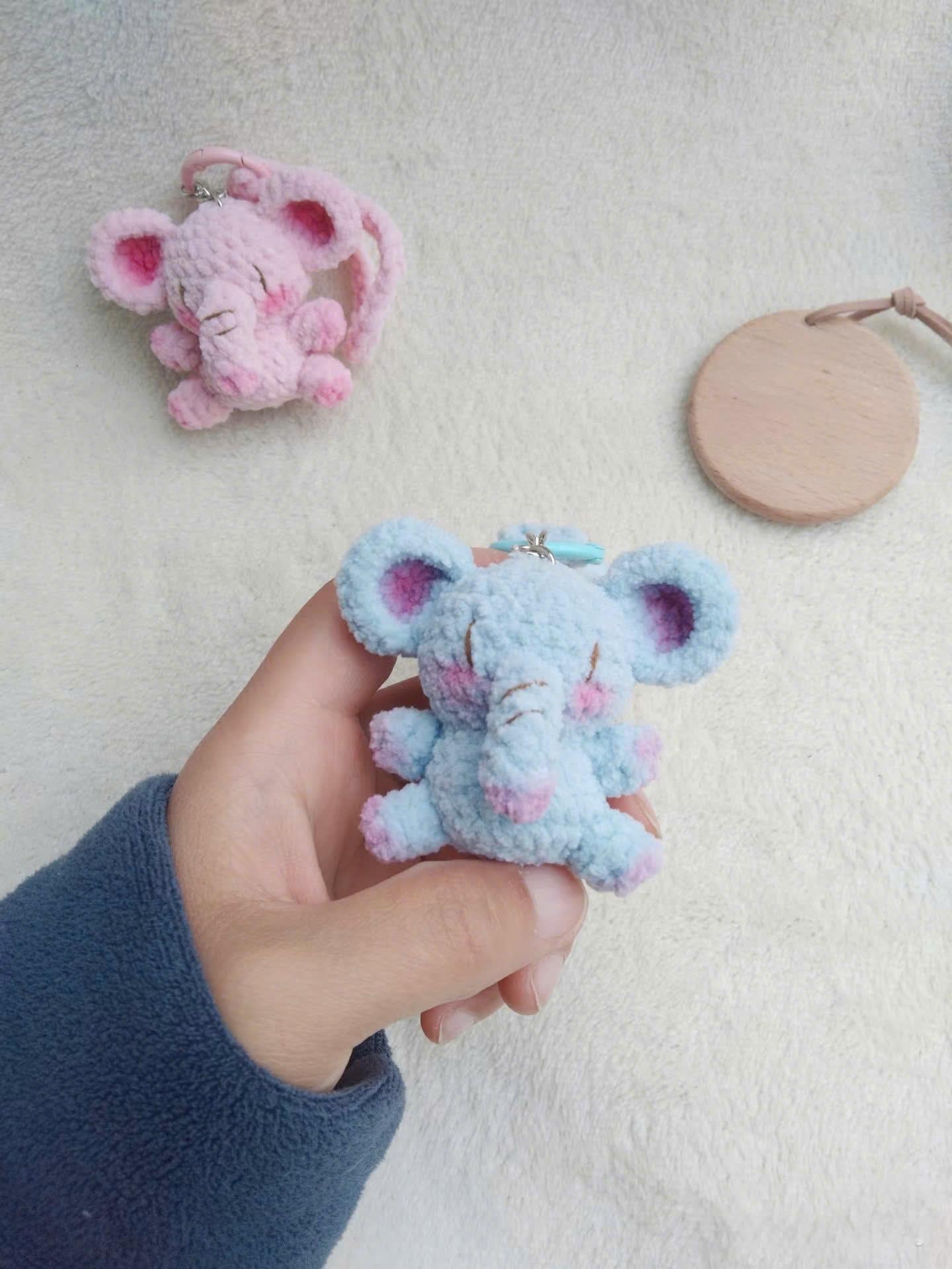 Cute Crochet Elephant Keychain, Amigurumi Elephant Charm, Kawaii Elephant Plush Keyring, Handmade Animal Gift, Bag Charm Accessory